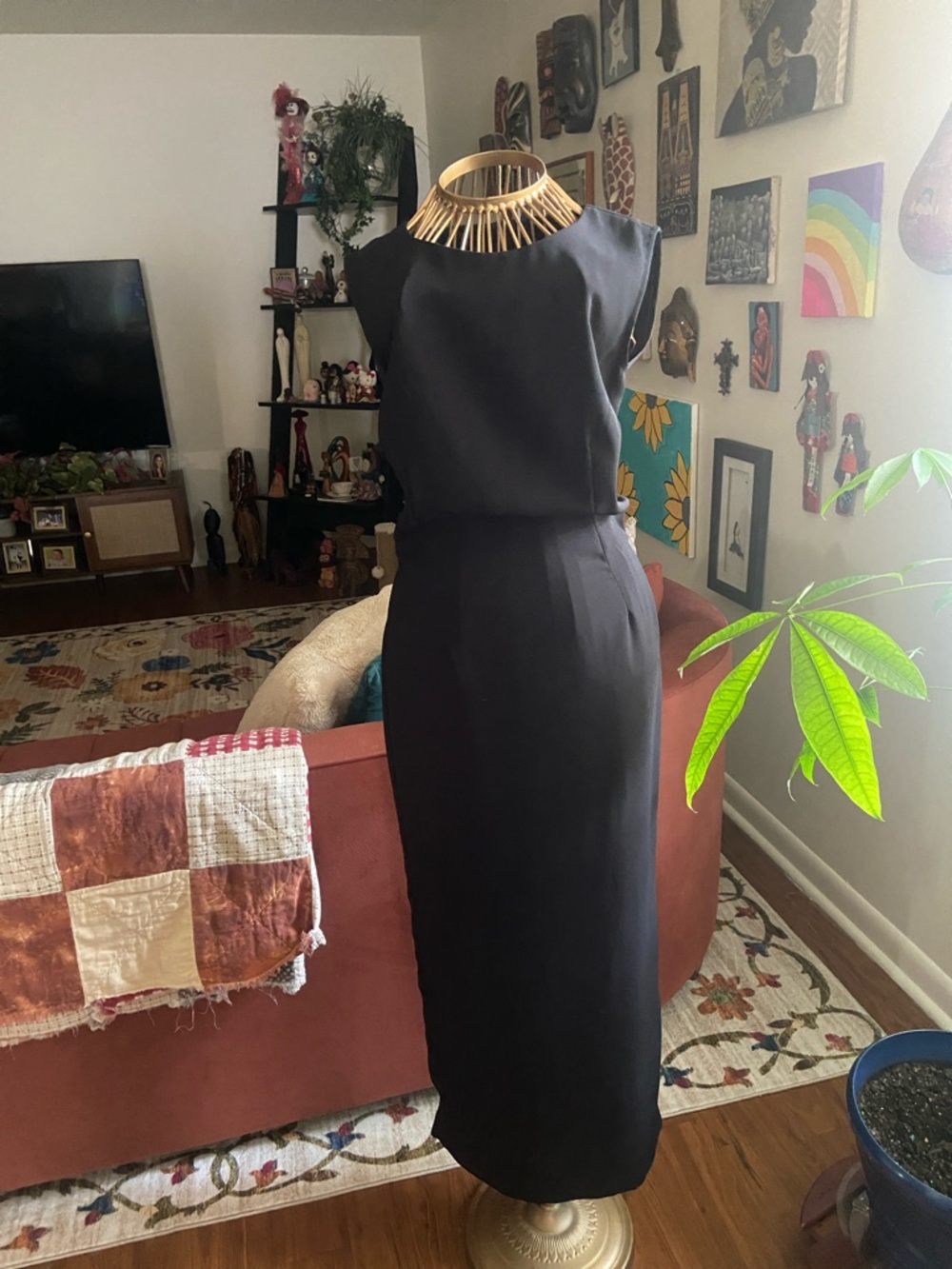 Elegant Black Maxi Dress with Sculpted Silhouette